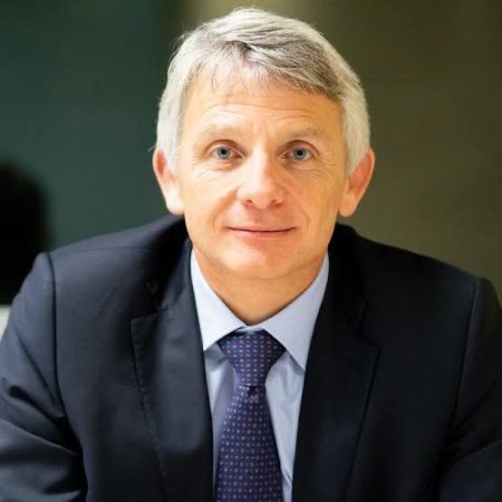 GGeopol_is_Back's tweet photo. LE SAVIEZ VOUS : Éric Denécé, spécialiste français du renseignement, fondateur et directeur du Centre français de recherche sur le renseignement (CF2R), est mort à l'âge de 62 ans, le 9 ou le 11 juin 2025 (selon les médias). Il a été retrouvé sans vie en Haute-Savoie, dans sa voiture fermée à clef, sans gant, et SANS emprunte digitale sur l'arme de chasse "utilisée"...

J'envoie un message à Eric le 11 Juin à 19h, pas de réponse, le soir même un ami avocat m'appelle et m'annonce son décès. Je devais déjeuner avec Eric cette même semaine après mon retour de Moscou, et nous devions monter une émission ensemble pour discuter de l'état de l'économie US qui déterminait certainement la fin du conflit entre l'Ukraine et la Russie. 

Choqué de cette nouvelle, je ne crois pas une seconde à cette histoire de suicide, le lendemain je file à la gendarmerie et demande à être auditionné par le procureur en charge de l'enquête... La gendarmerie refuse de s'occuper de la mise en relation. Tant bien que mal j'arrive à savoir qui s'occupe de l'enquête, j'écris au procureur... PAS DE REPONSE malgré avoir insisté plusieurs fois ! #BananaRepublic

 Eric a été un de mes 1er contacts lors de mon retour d'Ukraine en 2015 après y avoir vécu une décade, je lui avais fourni un grand nombre d'informations à propos du renversement de Yanukovich et lui expliquais qui devait être "neutralisé" pour éviter la situation extrêmement dangereuse dans laquelle nous sommes aujourd'hui.  Sa réponse fût : Hollande n'écoutera pas ! 

Plus tard je découvrais que toute la clique socialo-"cheguevaresque" (gravitant autour de flamby: Gluksmann, Séjourné, Person...) a participé à la déstabilisation de l'Ukraine (le coup de Maïdan de Février 2014)...

Les #Pas2Vague,  @LCI @BFMTV @CNEWS Et si on en parlait ? Gros malaise ?

@f_philippot @f_asselineau @dupontaignan @idrissaberkane @DidierMaisto @GPTVoff @Tocsin_Media @tvlofficiel