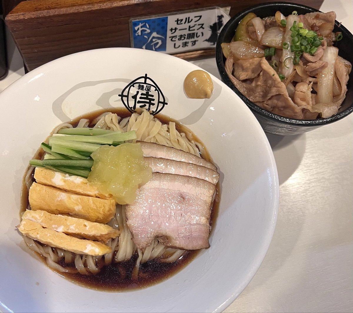 NK01113531's tweet photo. 千葉市緑区おゆみ野南
#麺屋侍 さん

【限定】
ブラック冷やし中華🍜
豚しょうが焼き丼🐽🍚

酸味を抑えたコク旨のタレに途中で自家製シークワーサージュレを溶かすとサッパリ爽やか✨

おっと、またまた偶然まーさんさん😆

この爽やか限定は明日まで⚠️

ごちそうさまでした😋 https://t.co/MUF8fbpHDx