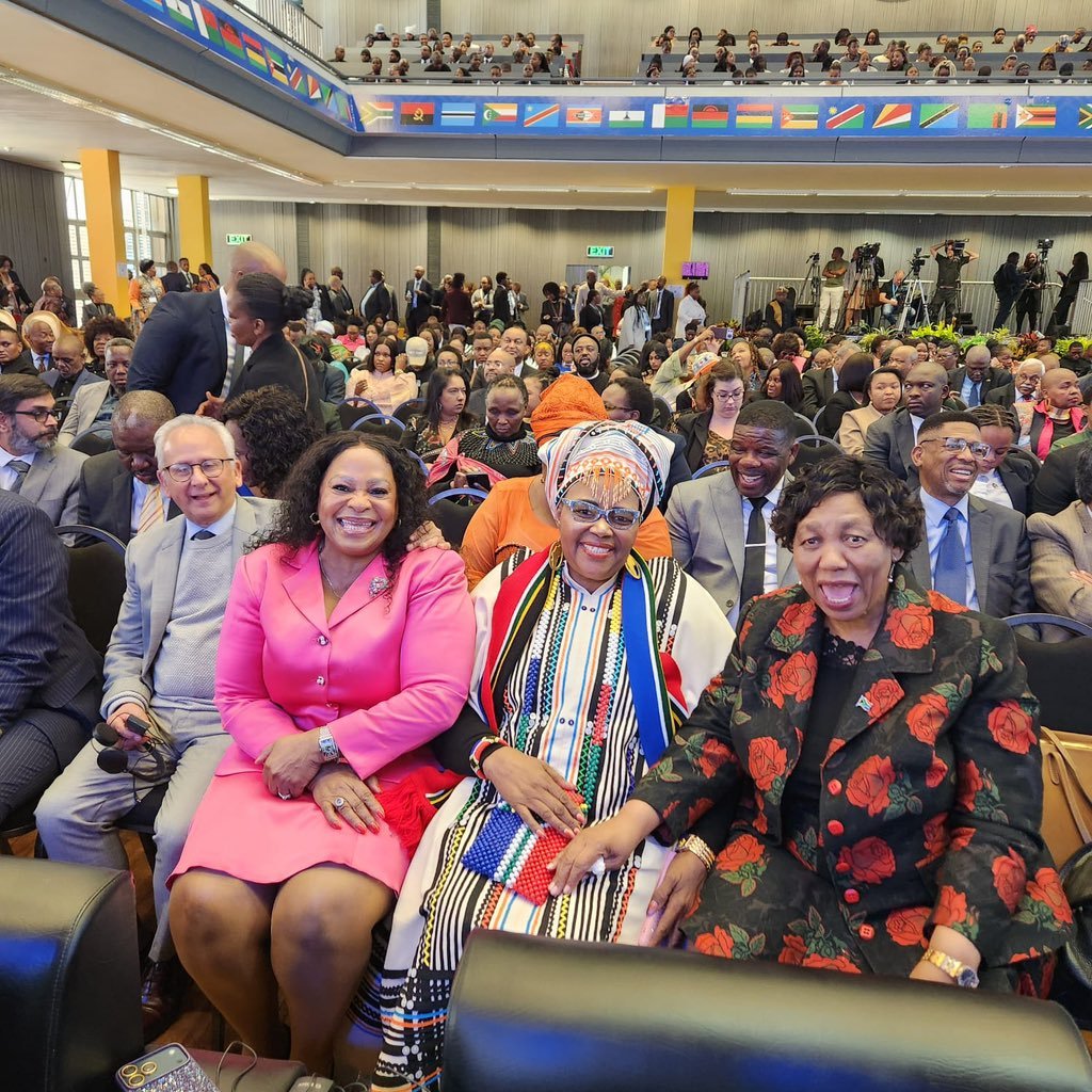 BraHlonisky's tweet photo. Cabinet Ministers are cramped in steel chairs at the back. Julius Malema is sitting comfortably on Presidential couch. Now I see why sofa was trending for 3days. Justice Malala was crying the loudest. Many people don't understand the meaning of aura!! https://t.co/0kD591klK9