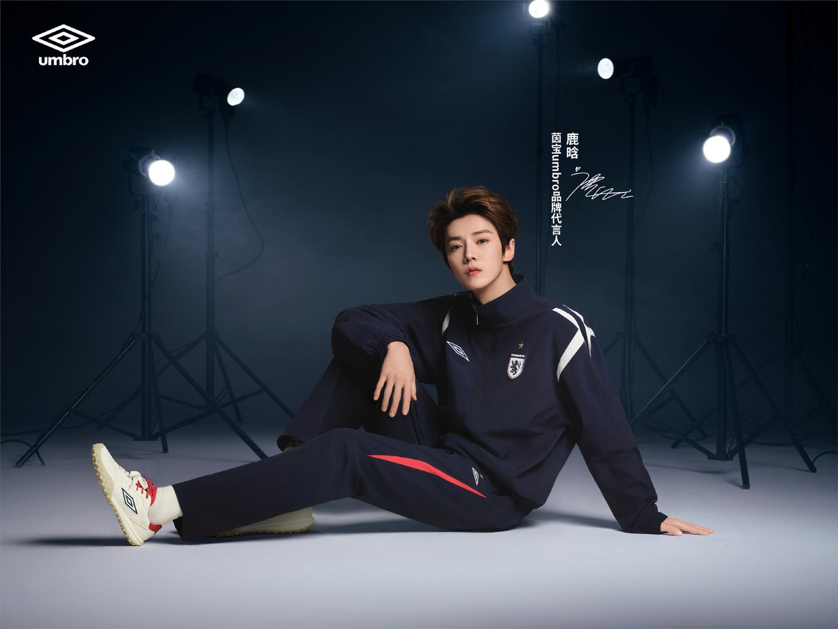 lu01042012's tweet photo. Brand Spokesperson #LuHan honors the legendary spirit of England’s Euro 2004 comeback in the new UMBRO "Glory Set" 

#LuHanxUmbro

https://t.co/wEHK3YgUy9 https://t.co/4Q6DQjPsU1