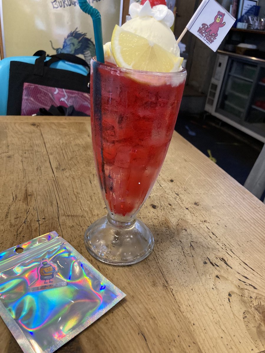 o4g_3's tweet photo. 飲み物つながり🍹🥤 https://t.co/m8mXgqKHp5