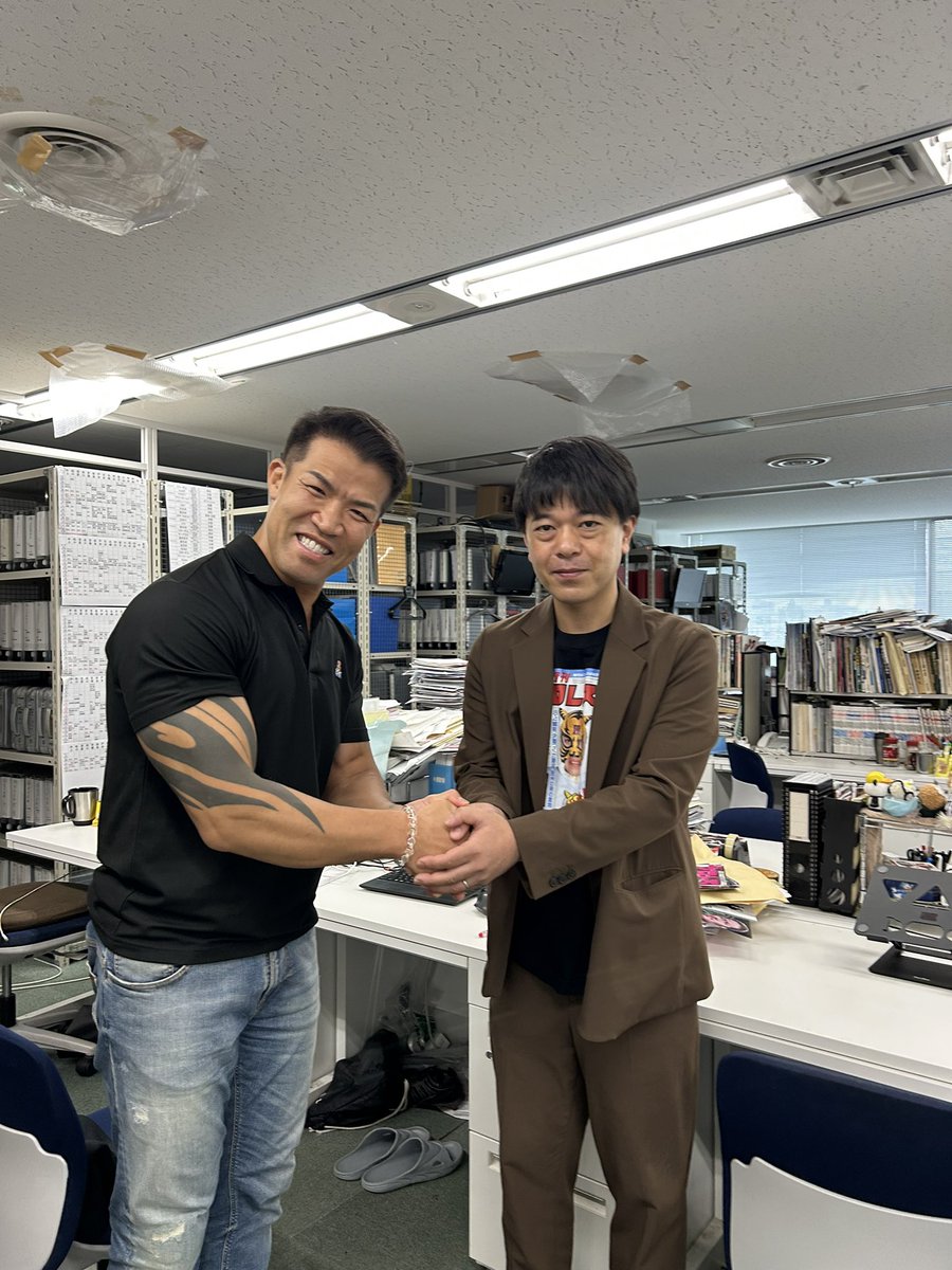 zeusmatsuri's tweet photo. 週刊プロレス様の井上編集長にご挨拶にお伺いしました！

なんと、その場で取材をしてくださり、8月26日発売号の編集長「巻末言」に掲載していただけることになりました！

井上編集長、誠にありがとうございます！！

プロレス界を盛り上げていきましょう！ https://t.co/1gb9THJYdU