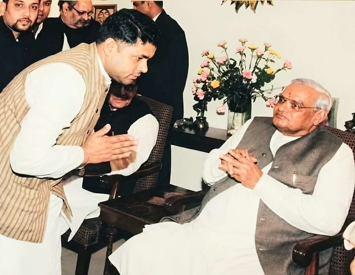 MrYaduvansh's tweet photo. मानवीय मूल्यों व आदर्शों पर आधारित अपनी राजनीति से भारत में सुशासन एवं विकास आरंभ करने वाले "युगपुरुष" असंख्य कार्यकर्ताओं के प्रेरणा-पुंज, भारत रत्न से सम्मानित एवं भारत के पूर्व यशस्वी प्रधानमंत्री श्रद्धेय अटल बिहारी वाजपेयी जी की पुण्यतिथि पर अपनी श्रद्धांजलि अर्पित करता हूं । 
शत- शत नमन।💐🙏