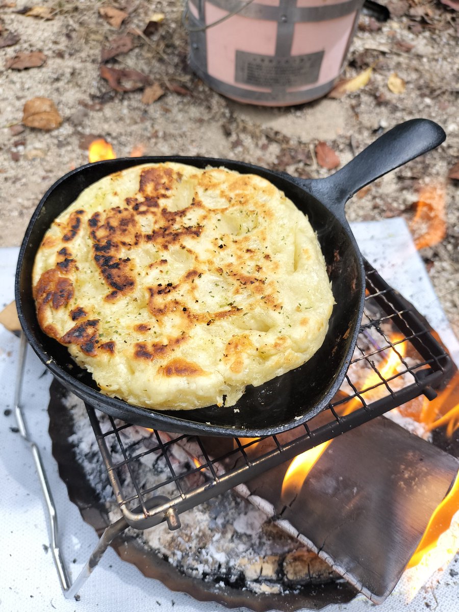 cherry_zukin's tweet photo. 焚き火しよー！っていう雑な発想でキャンプ場に来ている⛺️
好きじゃないペヤングに挑戦したり、フォカッチャ仕込んできて焼いてみたり。

ダイソーで、焚き火シート(？)、焚き火用五徳、タルト型、薪を買って簡易のキャンプファイヤー🔥七輪もあるのでじゅうぶん。
いつものシュラスコしたくなった🔥 https://t.co/LUJ4intvrr