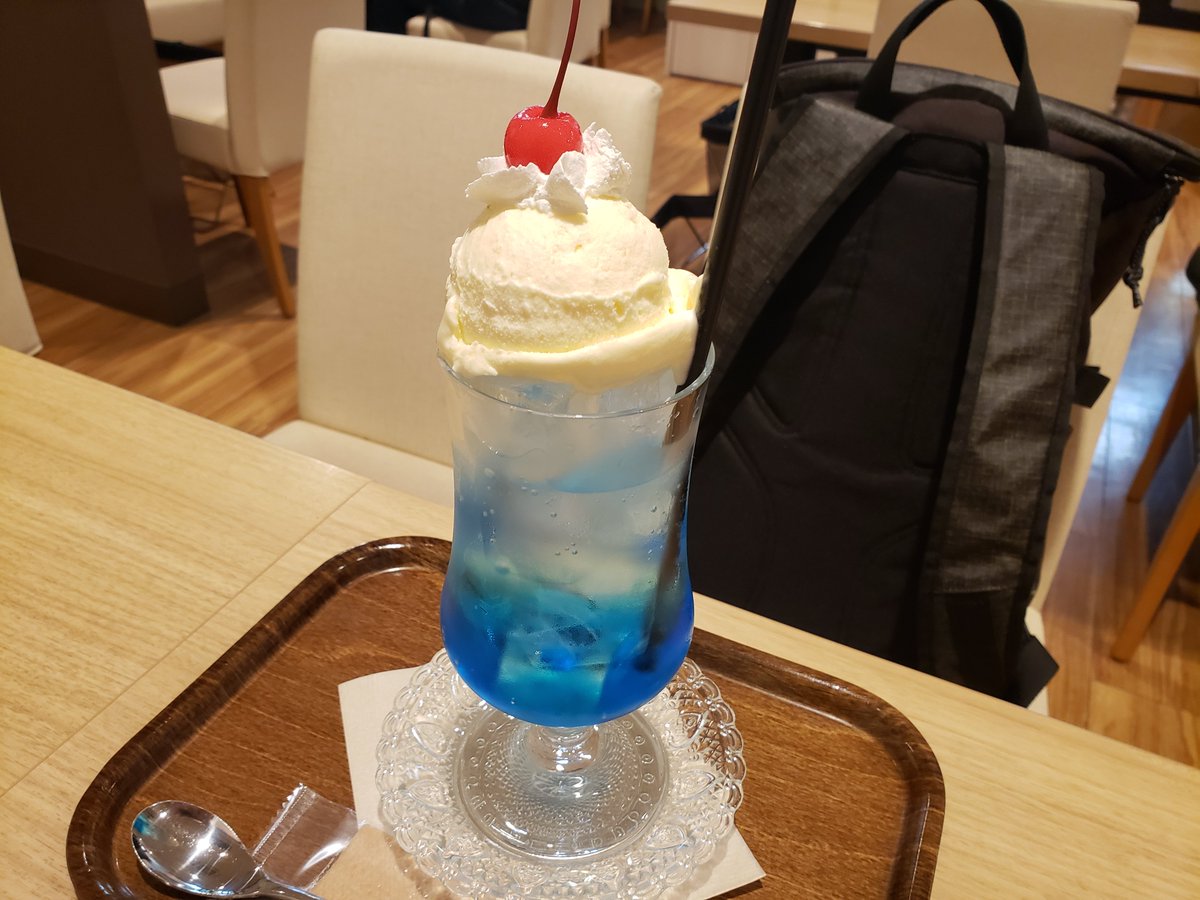 STEERNNESS's tweet photo. クリームソーダを戴きました🍸
それにしても、この街は誘惑が多いから、お金は慎重に使わないと😅
まあ、ときどきのカフェは気分転換に良いかな☕ https://t.co/CZ5MCQVH9f
