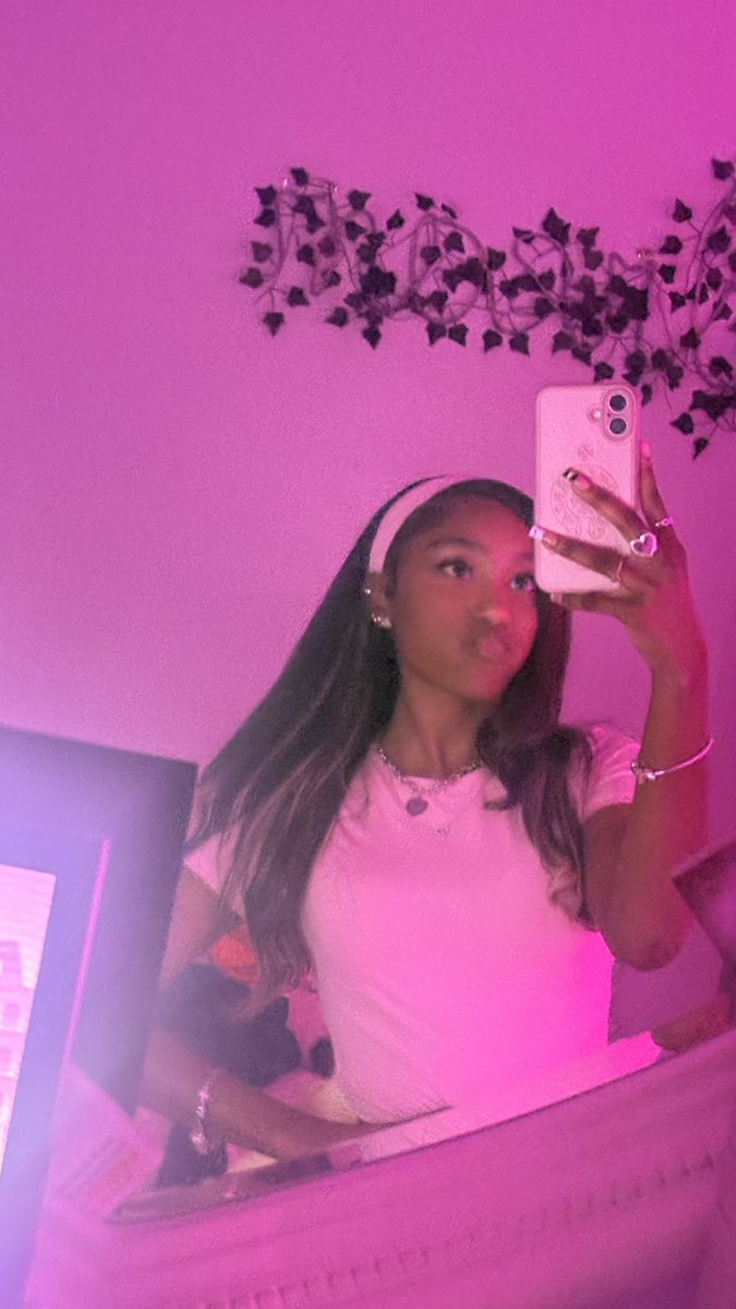 brieworldho's tweet photo. literal barbie doll https://t.co/4dglAcnAXf