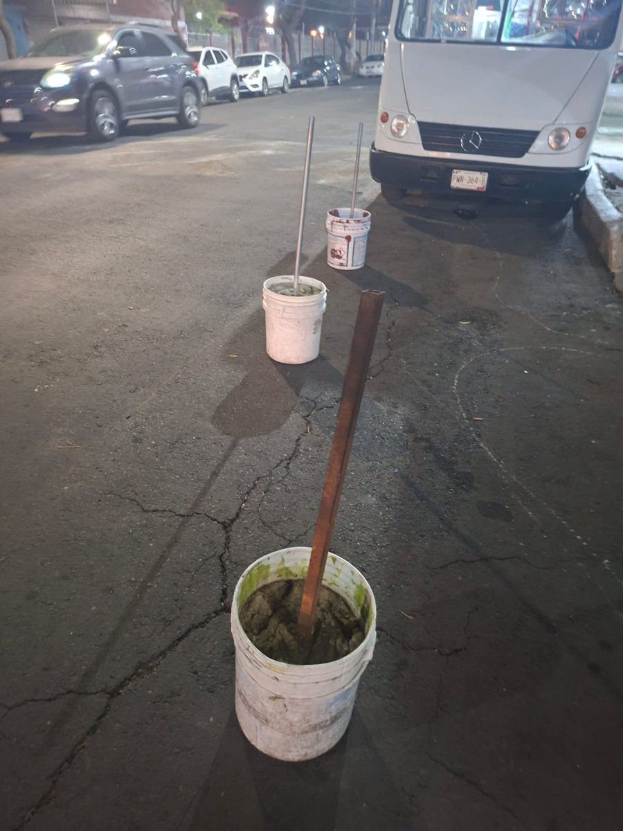 MurrFuga's tweet photo. Hasta cuando se van a adueñar del arroyo vehicular en toda la agrícola Oriental. Sobre sur 20 entre 249 y retorno 1 de sur 16 está invadido. @UCS_GCDMX @locatel_mx @IztacalcoAl @denunciaizt1 @iztacalconews @LourdesPaz24 @supercivicosmx https://t.co/CRrlxjEcxU