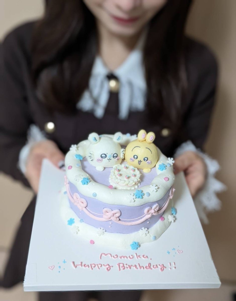 chamo2nga's tweet photo. モモンガが大好きで、ちいかわ達の世界観を愛してます🍑

この1年くらいで特にドハマり💭

好きな気持ちをちいかわ好きさんたちと共有したいと思いました！

過去の写真もUPします📸
まずはお気に入りの、ももうさの誕生日ケーキ🎂

#ちいかわ 
#ちいかわ好きな人と繋がりたい
#映画ちいかわ https://t.co/NOmA8PEDzW