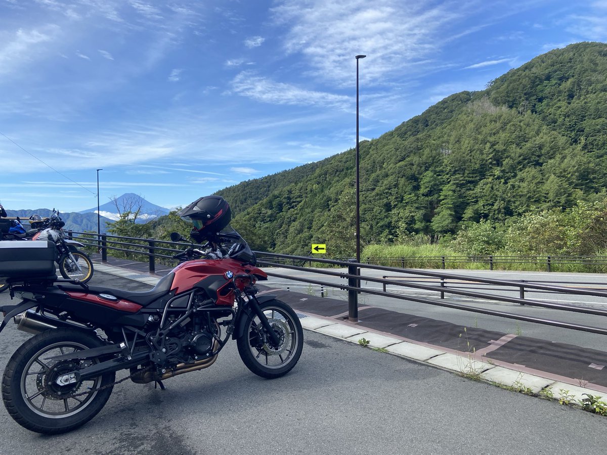 NBF700gs's tweet photo. 甲府まで行ってきました。
今日は涼しくて最高のツーリング。

甲府のお馴染みの果樹園でブドウと、桃と、梨を購入。これだけ山盛り全部で1500円！！

BMWのバリオケース拡張させて詰め込んで帰りました。この収納力、最強！！

また来年も買いに行きます。 https://t.co/5kQyKnAHNH