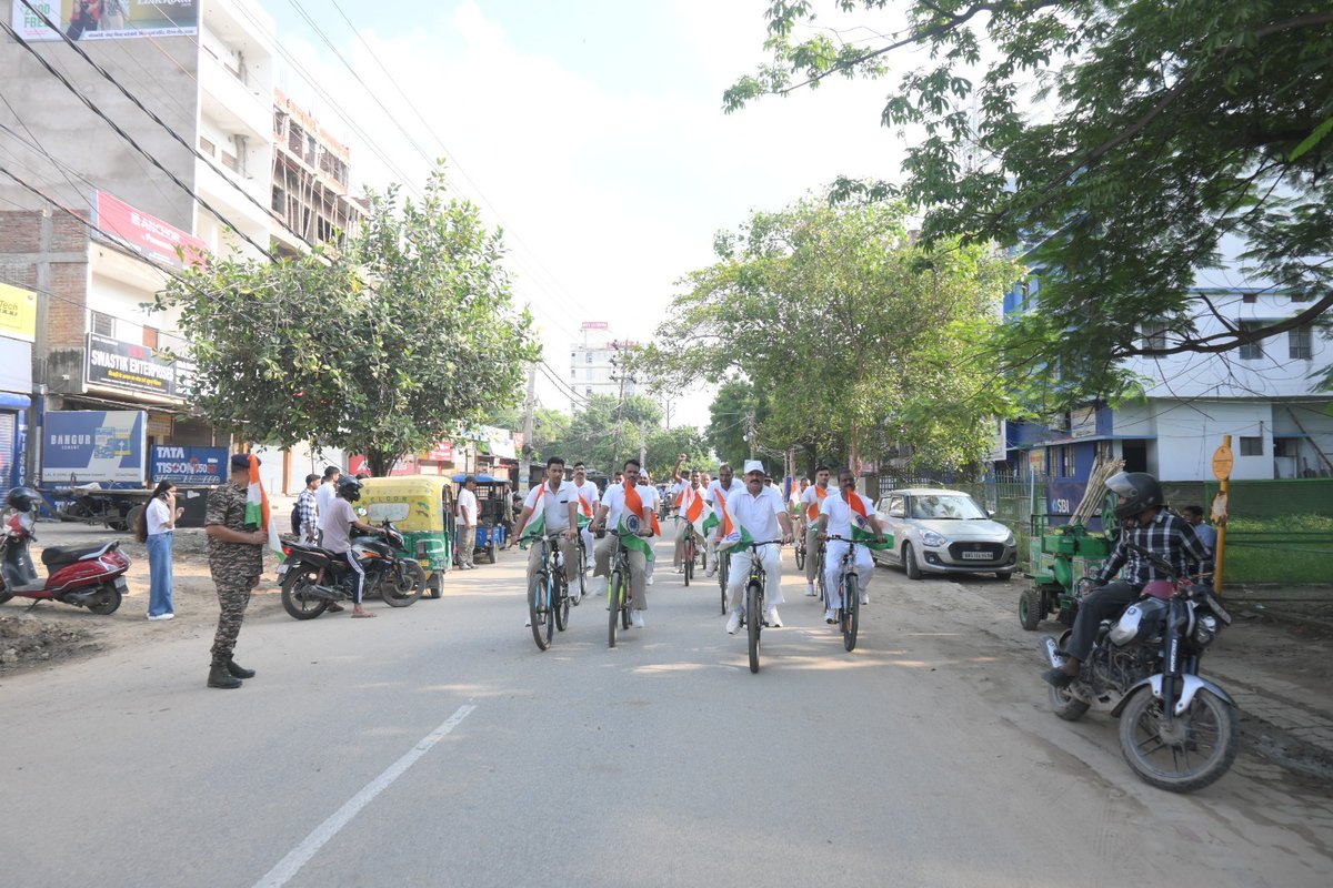 CRPFBIHARSECTOR's tweet photo. बिहार सेक्टर मुख्या. में "Sunday on cycle-CAPF special edition on 16.08.26" विषय के अंतर्गत साइकिल रैली का आयोजन किया गया। इस अवसर पर श्री राज कुमार, महानिरीक्षक के साथ अन्य अधिकारीगण तथा जवानों ने भाग लिया। कार्यक्रम के माध्यम से"Fit India movement"के संदेश को प्रसारित किया गया। https://t.co/SJotDDKmA4