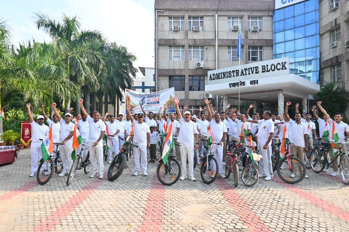 CRPFBIHARSECTOR's tweet photo. बिहार सेक्टर मुख्या. में "Sunday on cycle-CAPF special edition on 16.08.26" विषय के अंतर्गत साइकिल रैली का आयोजन किया गया। इस अवसर पर श्री राज कुमार, महानिरीक्षक के साथ अन्य अधिकारीगण तथा जवानों ने भाग लिया। कार्यक्रम के माध्यम से"Fit India movement"के संदेश को प्रसारित किया गया। https://t.co/SJotDDKmA4