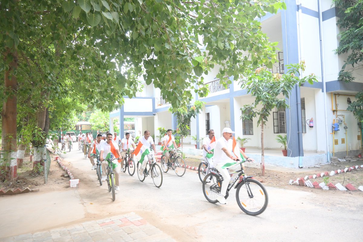 CRPFBIHARSECTOR's tweet photo. बिहार सेक्टर मुख्या. में "Sunday on cycle-CAPF special edition on 16.08.26" विषय के अंतर्गत साइकिल रैली का आयोजन किया गया। इस अवसर पर श्री राज कुमार, महानिरीक्षक के साथ अन्य अधिकारीगण तथा जवानों ने भाग लिया। कार्यक्रम के माध्यम से"Fit India movement"के संदेश को प्रसारित किया गया। https://t.co/SJotDDKmA4