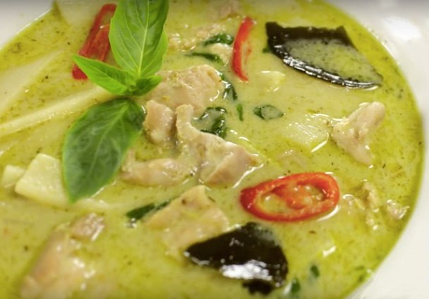 P0tts_'s tweet photo. Just tried creamy Thai green curry with jasmine rice for the first time  Perfectly balanced spicy-savory kick! Foodie win!， https://t.co/XGtHsgVgR6