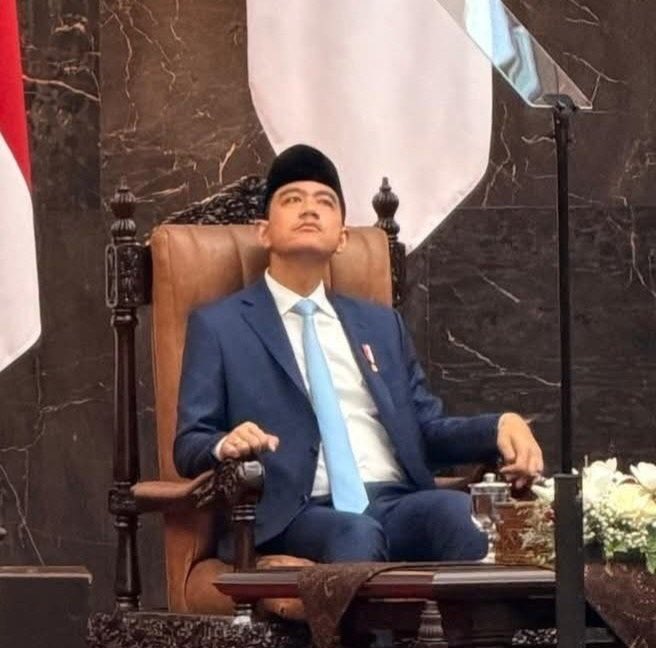 rebukanrain's tweet photo. 😂 ENAK JUGA JADI GIBRAN

BBM naik? DIAM.
Bahan pokok naik? DIAM.
Sumatra blackout? DIAM.
Rupiah melemah? DIAM.
IHSG ambruk? DIAM.

Akhir bulan? TINGGAL GAJIAN. 💸😌

Rakyat pusing cari solusi, pejabat pusing cari tanggal gajian. 😭 https://t.co/iRvGKKgz9e
