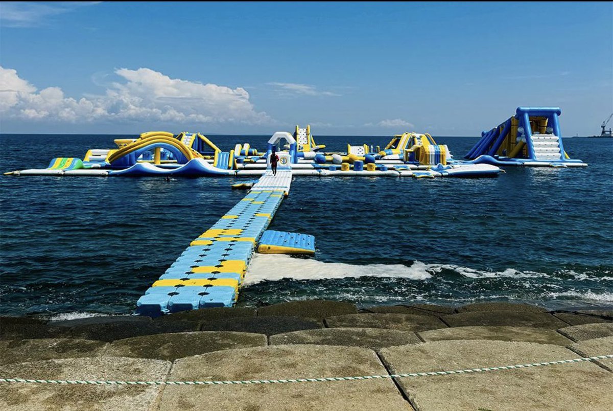 miemaru_rc's tweet photo. 🌊✨ 夏休みのお出かけに！御殿場ウォーター亀ハウス ✨🌊

津市・御殿場海岸に、海の上で思いっきり遊べるウォーターアスレチック🏖️

大きなスライダーや障害物など、海上に広がる遊具は迫力満点！😆
登ったり、滑ったり、飛び込んだりと、夏ならではの体験が楽しめます✨

御殿場海岸といえば潮干狩りでも有名ですが、夏はこんな楽しみ方も🌊☀️

お盆休み・夏休みのお出かけ先を探している方は、ぜひチェックしてみてください🚗💨

三重県内のお出かけ・ドライブには
🚙 みえまるレンタカーもぜひご利用ください😊

#御殿場ウォーター亀ハウス
#御殿場海岸 #津市 #三重県 #海上アスレチック #ウォーターアスレチック #夏休み #お盆休み #三重観光 #三重ドライブ #みえまるレンタカー