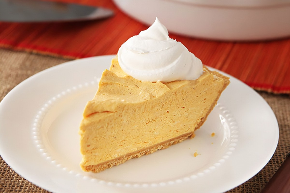 Roman303000's tweet photo. Thanksgiving feast alert! Roast turkey, creamy pumpkin pie, and all the cozy sides are here to make your holiday full of warmth and joy. Tag someone you want to share this delicious meal with! https://t.co/ntJR9bjyMK