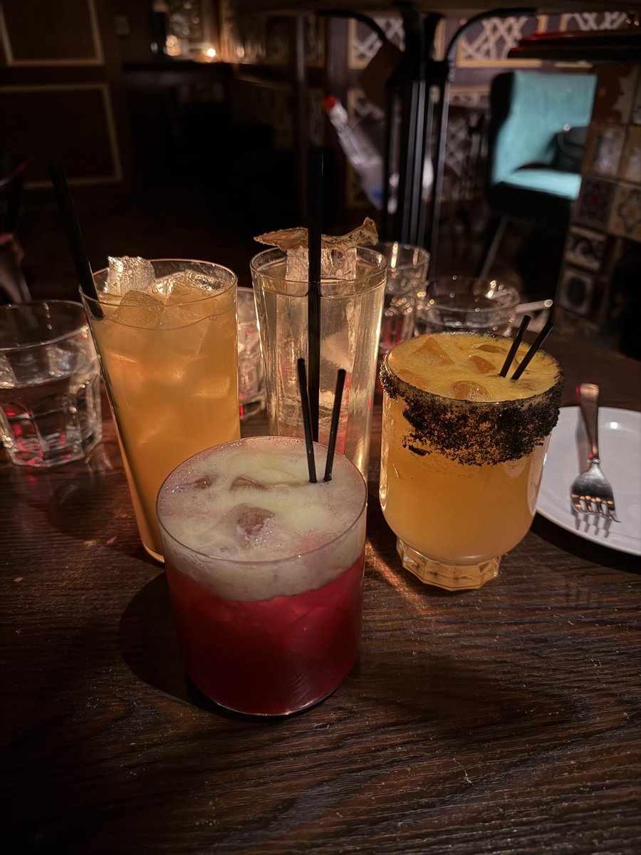 Seyyysdw's tweet photo. It used to be my favorite place for a late-night drink and chat with friends. https://t.co/GYSHG4w1Gz