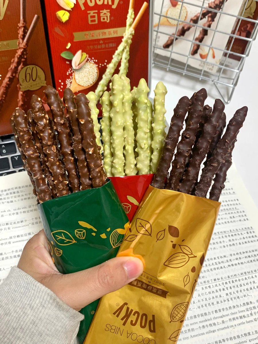 Recs_2011's tweet photo. [Just grabbed a bag of matcha Pocky—who wants a sweet, crisp bite Sharing my midday snack joy! ]， https://t.co/XmxxPux1NA