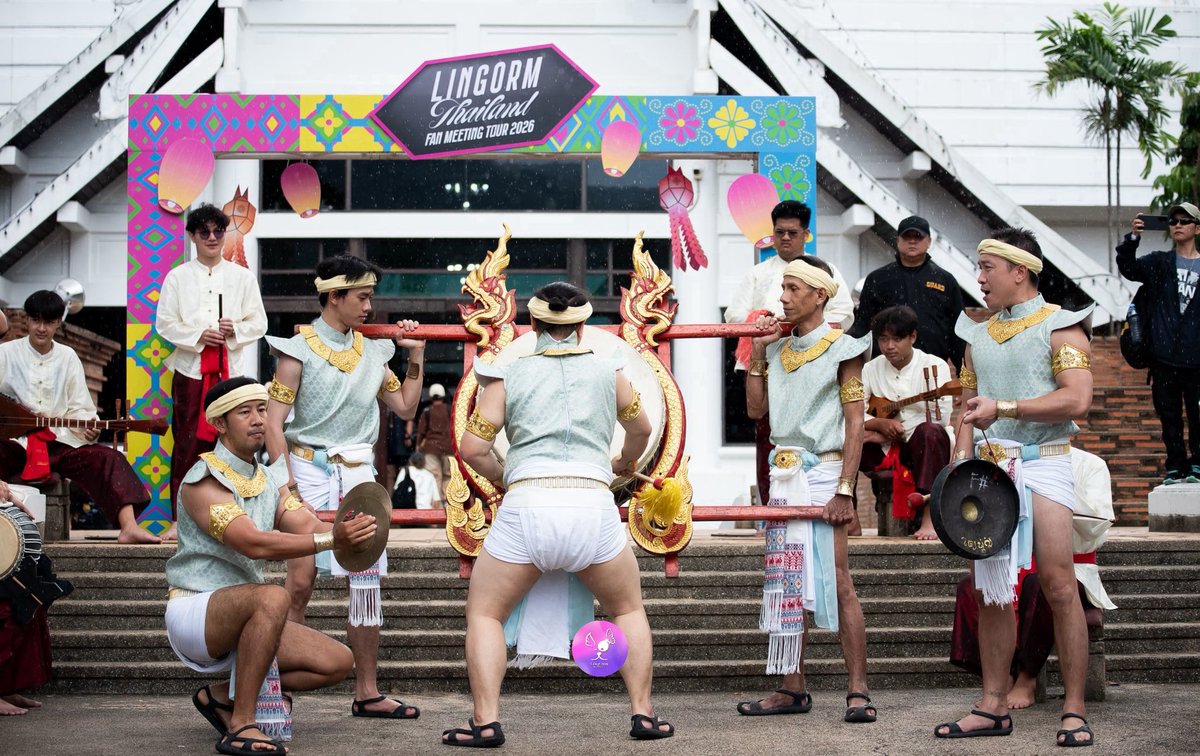 LingOrm_BH's tweet photo. จบลงอย่างสวยงามสำหรับ “ขบวนแห่ต้อนรับหลิงออม” ในงาน 𝐋𝐢𝐧𝐠𝐎𝐫𝐦 𝐓𝐡𝐚𝐢𝐥𝐚𝐧𝐝 𝐅𝐚𝐧 𝐌𝐞𝐞𝐭𝐢𝐧𝐠 𝐓𝐨𝐮𝐫 𝟐𝟎𝟐𝟔 🇹🇭🦖🦈🐘🐯✨

และในครั้งนี้ก็มาถึงภาคสุดท้าย ณ จังหวัดเชียงใหม่ อีกหนึ่งจุดหมายที่เต็มไปด้วยรอยยิ้ม ความอบอุ่น และพลังจากแฟนคลับทุกคนที่มาร่วมต้อนรับหลิงออม

LingOrm_BaseHouse ขอขอบคุณ Arinya Studio สำหรับการแสดงสุดพิเศษที่มาร่วมเติมเต็มสีสันให้กับขบวนแห่ในครั้งนี้ และขอขอบคุณแฟนคลับทุกท่านจากใจสำหรับทุกการสนับสนุน ทุกแรงเชียร์ และการต้อนรับอย่างอบอุ่นที่มอบให้กับบ้านคู่เสมอมา ทุกการสนับสนุนที่ได้รับมีความหมายกับพวกเรามาก เป็นพลังสำคัญที่ทำให้เราอยากเดินหน้าสร้างผลงานดี ๆ พร้อมส่งต่อความสุขและความประทับใจให้กับทุกคนต่อไป

สุดท้ายนี้หวังเป็นอย่างยิ่งว่า LingOrm_BaseHouse จะยังคงได้รับความรักและการสนับสนุนจากทุกคนเช่นนี้เสมอ และได้ร่วมกันสร้างเรื่องราวดี ๆ และช่วงเวลาที่น่าจดจำไปพร้อมกันในโอกาสต่อ ๆ ไปนะคะ ขอบคุณที่ร่วมเดินทางไปกับพวกเราในขบวนแห่ต้อนรับหลิงออมทั้ง 3 ภาค และทำให้ทุกช่วงเวลาตลอดเส้นทางนี้เต็มไปด้วยความรักและรอยยิ้ม 💜

LINGORM THAILAND FANTOUR
#LingOrmChiangMaiFanMeet
#หลิงออม‌ 
#LingOrm