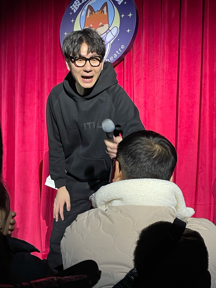 MirandaRoss0's tweet photo. Just finished a stand-up set where my joke about grocery store self-checkout getting possessed by a alien made the whole room snort-laugh so loud, the mic almost died. https://t.co/OT3AmCJXB3