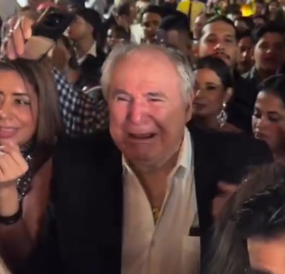 Bombillismo3's tweet photo. Hoy juega Emelec. https://t.co/QHpfvzYF6p