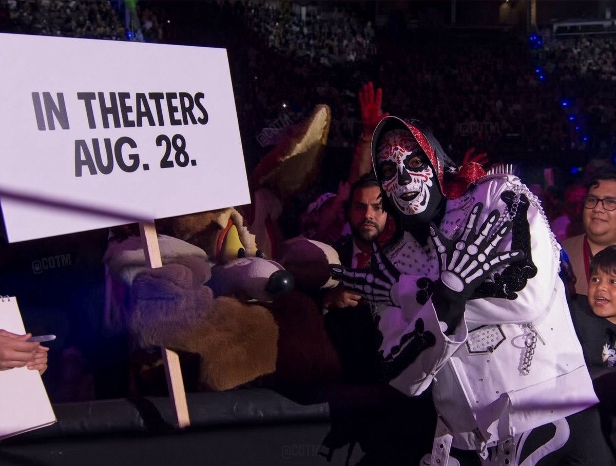 CartoonsOTMoon's tweet photo. La Parka ayudó a promocionar COYOTE VS. ACME en pleno show de la Lucha Libre AAA. ❤️ https://t.co/DzoGETkG3g