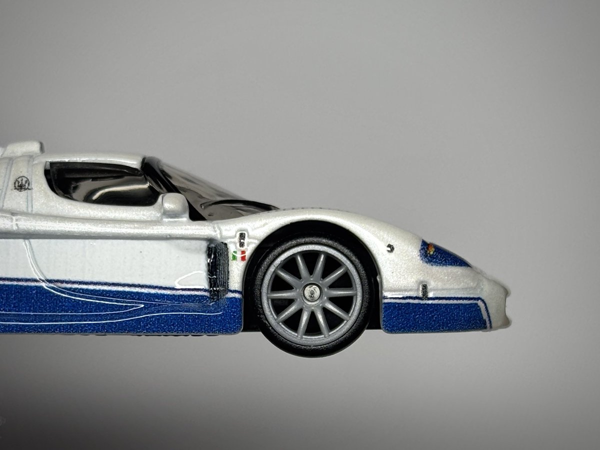 a90_minicar's tweet photo. 先日発売されました"２パックアソート"より
「マセラティ ＭＣ１２」のご紹介です。

この車を製品化する上で肝心であろうシャープな造形がしっかり出来ていると感じました。

全体像ではなく、部分的に撮影した際にも良さが残るのは非常に素晴らしいです。

#ホットウィール https://t.co/XYgE044qYA