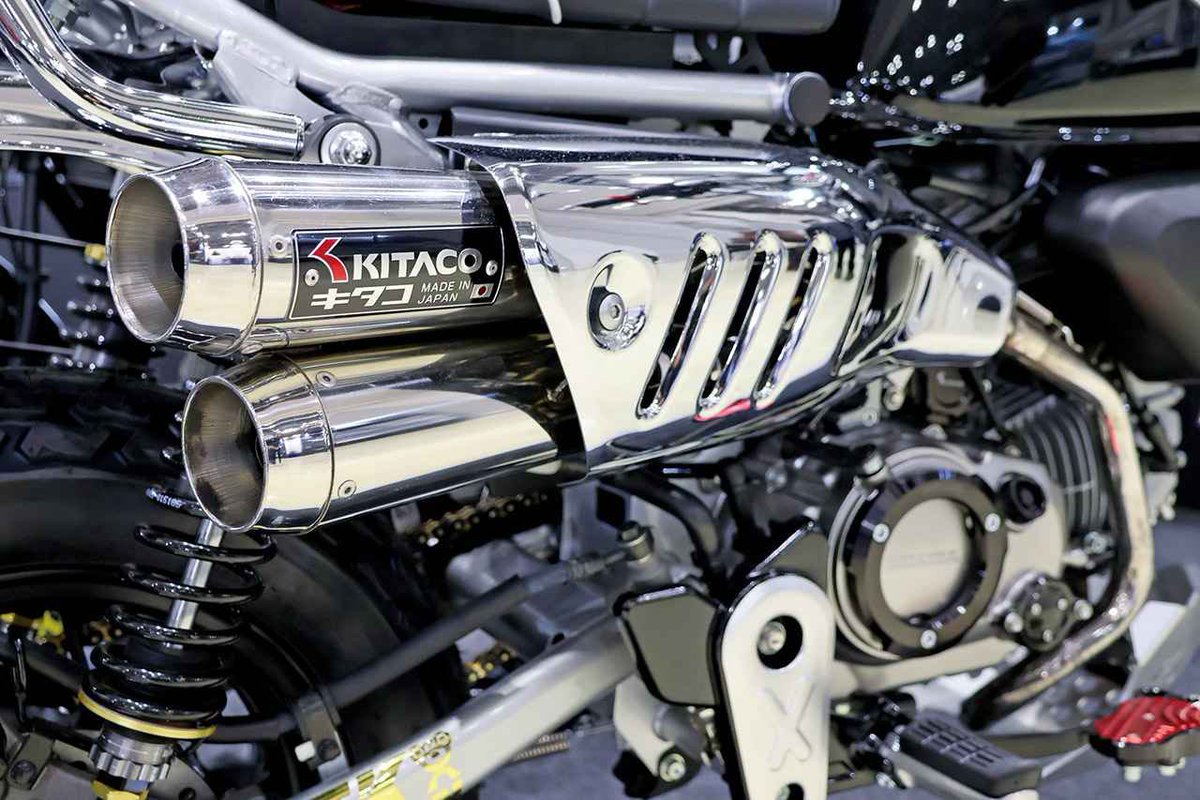PutiMotor's tweet photo. キタコ「モンキー125・ブラックリミテッド」

車体を精悍なブラックで統一し、各部に多彩なカスタムパーツを投入。

モンキー125が持つ親しみやすさを残しながら、質感と存在感を高めた、キタコならではのスペシャルモデル。

参考出品となるブレーキローターは台湾のブレーキメーカーFARとのコラボパーツで、その他にもHIGHグラブバーやメーターフードなど気になるアイテムが盛りだくさん。

マフラーは純正と同じアップタイプながら2本出し仕様となっている。

https://t.co/mTY3ehAIOW