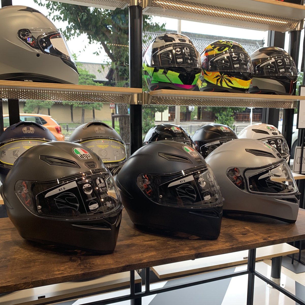 DAINESEKYOTO's tweet photo. 【商品紹介】 
K1 S JAPAN LIMITED 
￥34,100（税込）
人気フルフェイス「K1 S」に日本限定カラー全5色が入荷いたしました！ 愛車やウェアに自然とマッチする洗練されたラインナップ。MotoGP譲りの優れた空力性能と安心のアジアンフィットを備え、街乗りからツーリングまでおすすめのモデルです。 https://t.co/9FYiYB2wu0