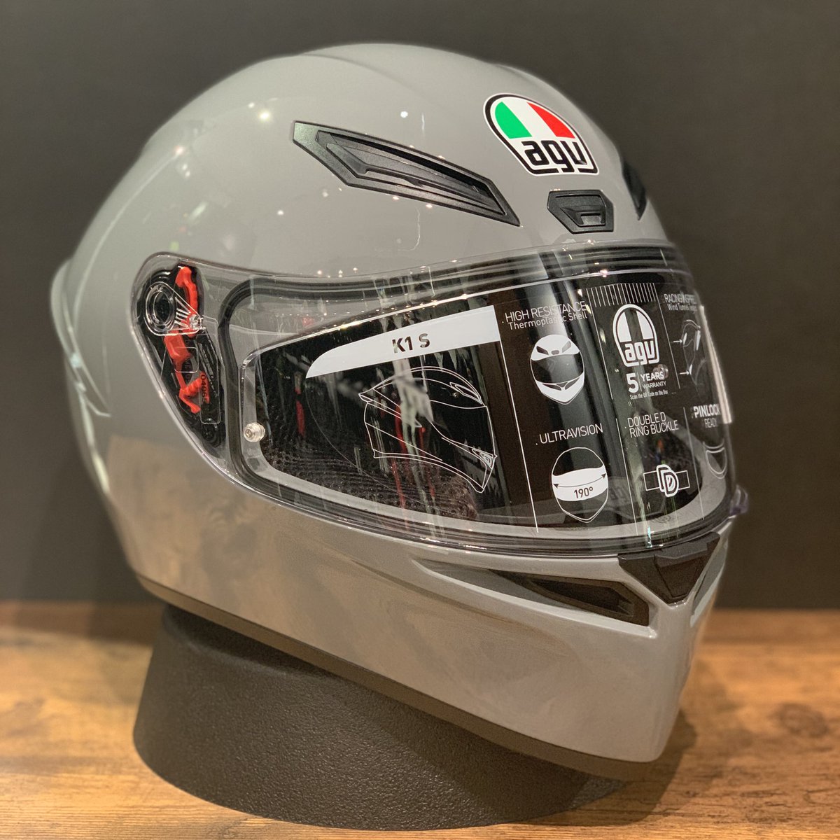 DAINESEKYOTO's tweet photo. 【商品紹介】 
K1 S JAPAN LIMITED 
￥34,100（税込）
人気フルフェイス「K1 S」に日本限定カラー全5色が入荷いたしました！ 愛車やウェアに自然とマッチする洗練されたラインナップ。MotoGP譲りの優れた空力性能と安心のアジアンフィットを備え、街乗りからツーリングまでおすすめのモデルです。 https://t.co/9FYiYB2wu0