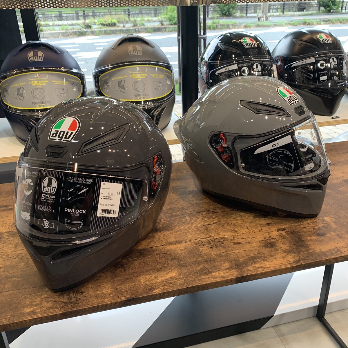 DAINESEKYOTO's tweet photo. 【商品紹介】 
K1 S JAPAN LIMITED 
￥34,100（税込）
人気フルフェイス「K1 S」に日本限定カラー全5色が入荷いたしました！ 愛車やウェアに自然とマッチする洗練されたラインナップ。MotoGP譲りの優れた空力性能と安心のアジアンフィットを備え、街乗りからツーリングまでおすすめのモデルです。 https://t.co/9FYiYB2wu0