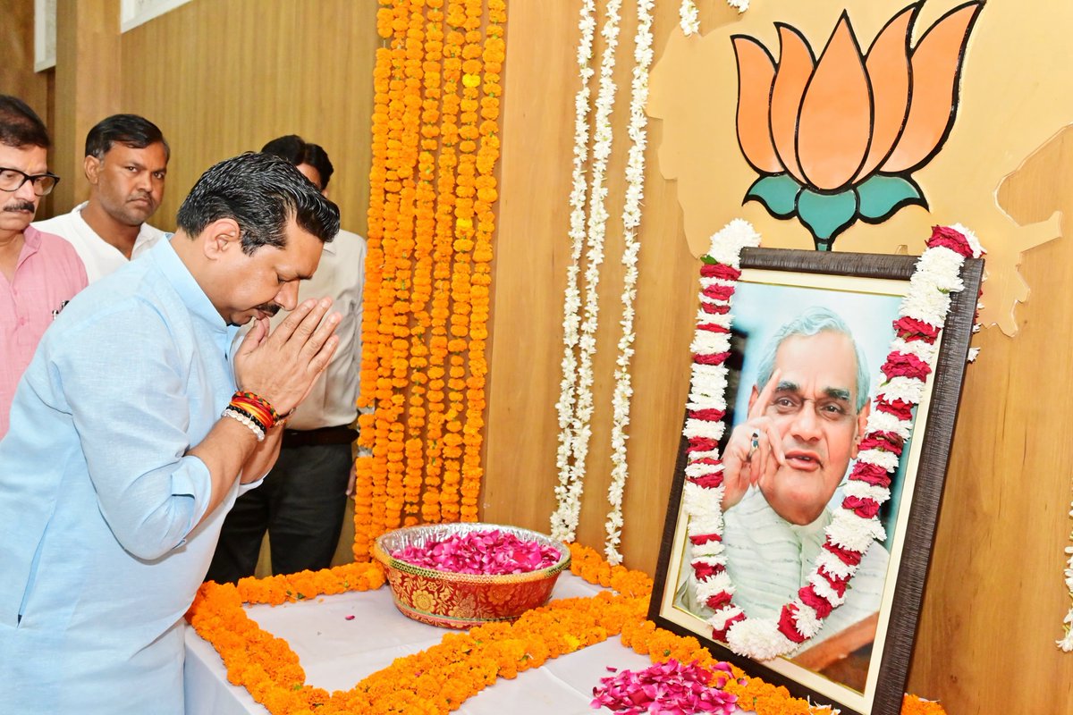 ajaeybjp's tweet photo. आज प्रदेश भाजपा मुख्यालय, जयपुर में देश क�� पूर्व प्रधानमंत्री, ‘भारत रत्न’ श्रद्धेय अटल बिहारी वाजपेयी जी की पुण्यतिथि पर उनके चित्र पर पुष्प अर्पित कर भावपूर्ण श्रद्धांजलि दी।

#AtalBihariVajpayee https://t.co/MP2PTvxOce