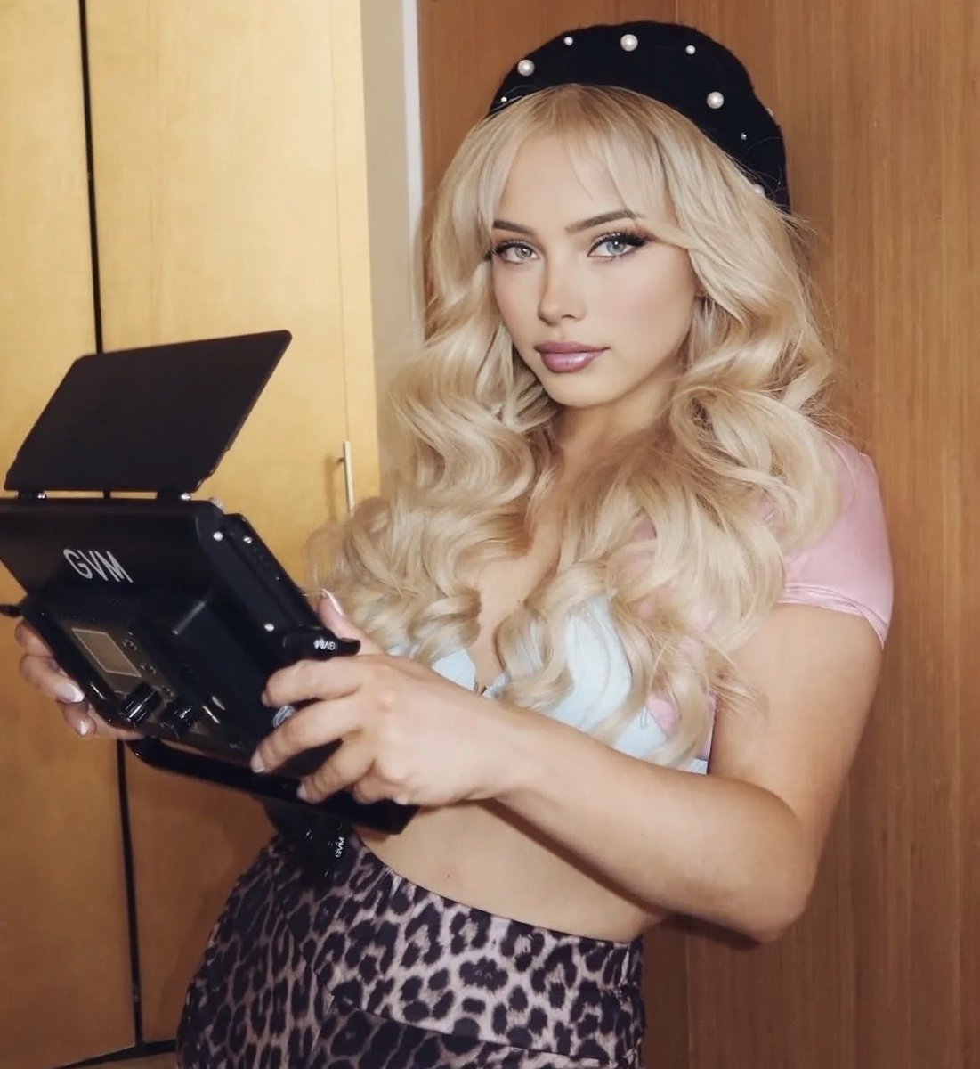 HannahVoss_69's tweet photo. Do u like my Sabrina Carpenter cosplay?

#midnight #sabrina #cosplay #sexy #fypシ゚viral https://t.co/yVMqyh1zoF