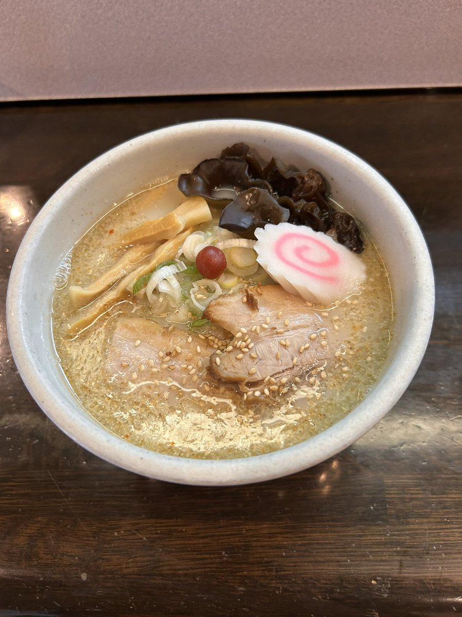 marfy_i's tweet photo. 前から気になっていた渋谷の山頭火で塩ラーメンを食べた。豚骨ゴマスープはかなり塩濃いめだが、グビグビ飲める。シャキシャキキクラゲ、甘めだが独特な風味のチャーシュー、やや多目の細麺でお腹はいっぱい。渋谷界隈でやるべきことを一つこなした、ってところか。 https://t.co/7HSmOLHk6Z
