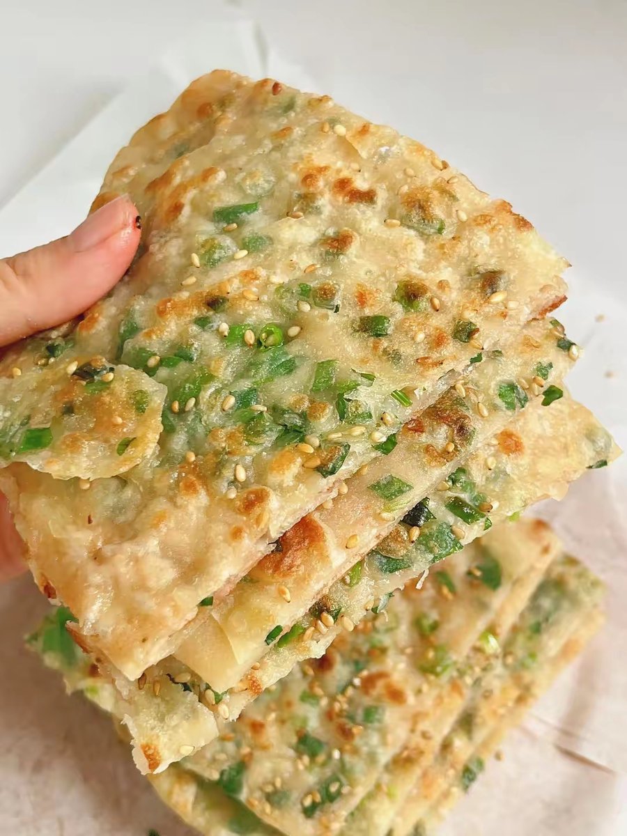 ImranSafiShah's tweet photo. Craving warm savory Chinese scallion pancakes from the street cart Crispy outside, fluffy inside, perfect for a quick bite on a cool day ， https://t.co/2xYr7AYD45