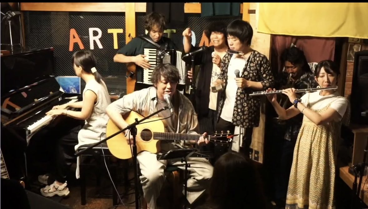 hatanakayuuuuu's tweet photo. 西荻窪ARTRIONにて！
にたないけんさん、藤山拓さんとやらせていただいたライブ、最高と言う他なし！
最後はにたないさんのバンドメンバーの皆様と一緒に悪女で締めくくり！なんて贅沢な体験！ https://t.co/EorPfGkN85