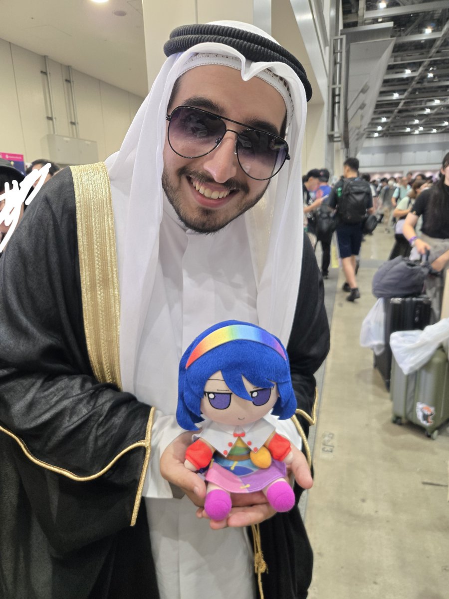 all_cap_noobs's tweet photo. ちまた「クウェートの石油王さんと写真を撮ってもらったよ！」

 #ふもふも https://t.co/cqsxQSBGRN