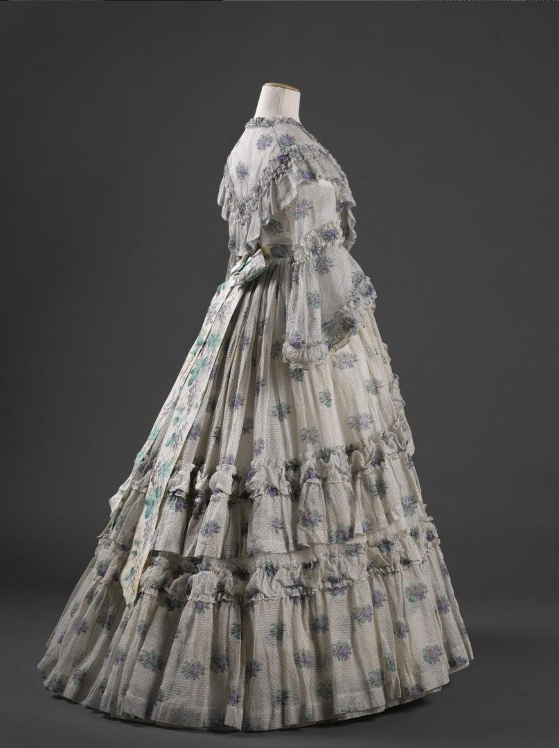 plummie9's tweet photo. Day dress &amp; Bertha, 1859-69

Fine cotton, silk belt

@PalaisGalliera 
#FashionHistory https://t.co/PyreEf9Mzq