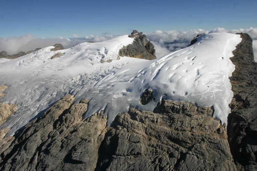 iPopBase's tweet photo. BMKG warns that Papua’s “eternal snow” could completely disappear by late 2026 or early 2027. https://t.co/o18rZscVAj