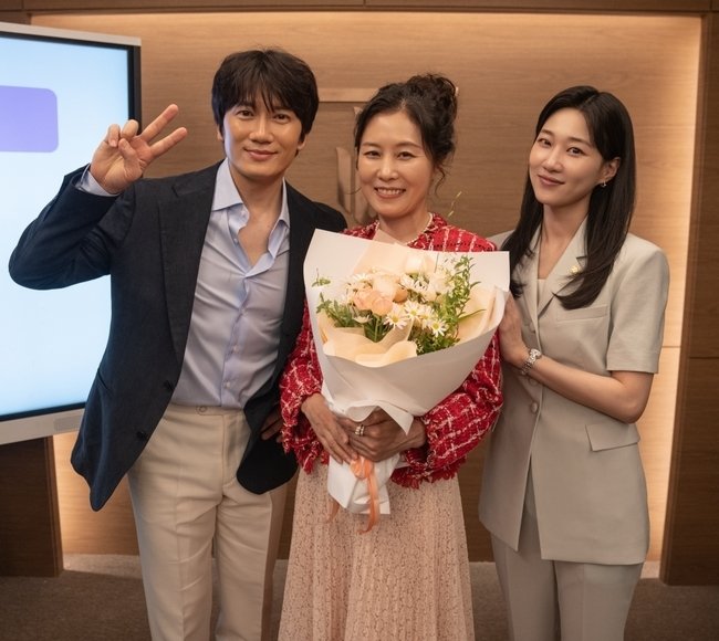 marveloustwtt's tweet photo. park haekang, jang sookjin, and kang hari for the finale. 

I'M GOING TO MISS THEM A LOT.
#TheApartmentJobEp12 #TheApartmentJob https://t.co/FcH6WY40Eb