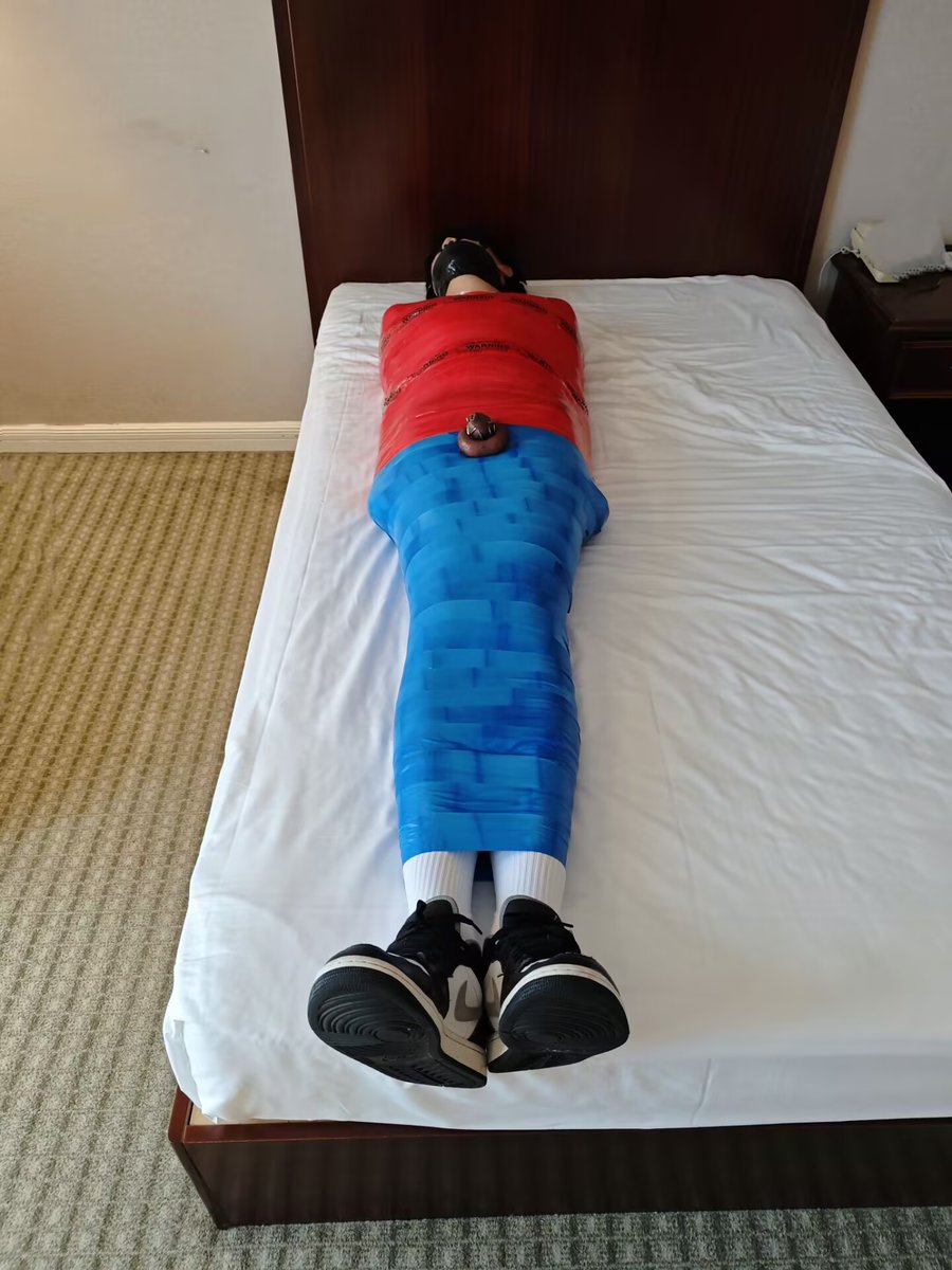 Fruit08bq's tweet photo. 【多彩：红与蓝】
本期木乃伊带来的主题：多彩：红与蓝。红的纯粹，蓝的层次。红色上配合两道透明胶带，���色不再刺眼。
190的身高穿着aj，干净的鞋底。
46码脚穿好的白袜。🔒好的j。会有挠挠的冲动！ https://t.co/SY15PYrUbQ