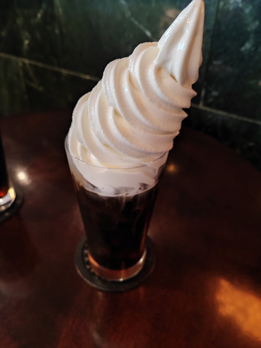 ise_yu_'s tweet photo. コーヒーフロート頼んだら凄いのきた。 https://t.co/Gbe71GBtvH