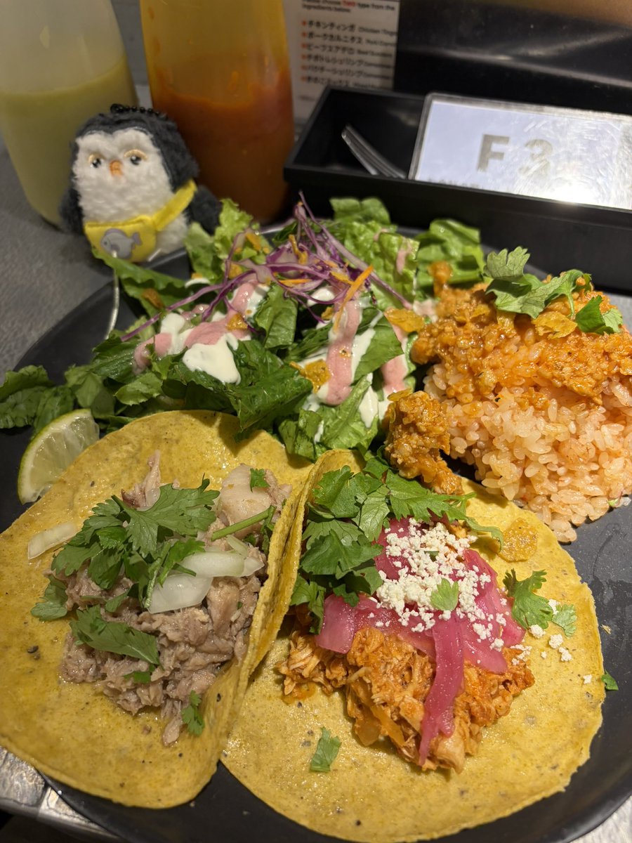 nalpyon76's tweet photo. お昼ご飯は無事食べたかったタコス🌮食べれた
お土産買い過ぎたwめっちゃ重い
でも荷物預けもfullになってて
コインロッカー探すのもしんどいから
頑張って持って歩くか
今やっとお茶出来てる
休憩したら会場向かうか https://t.co/ggwZJPguUw