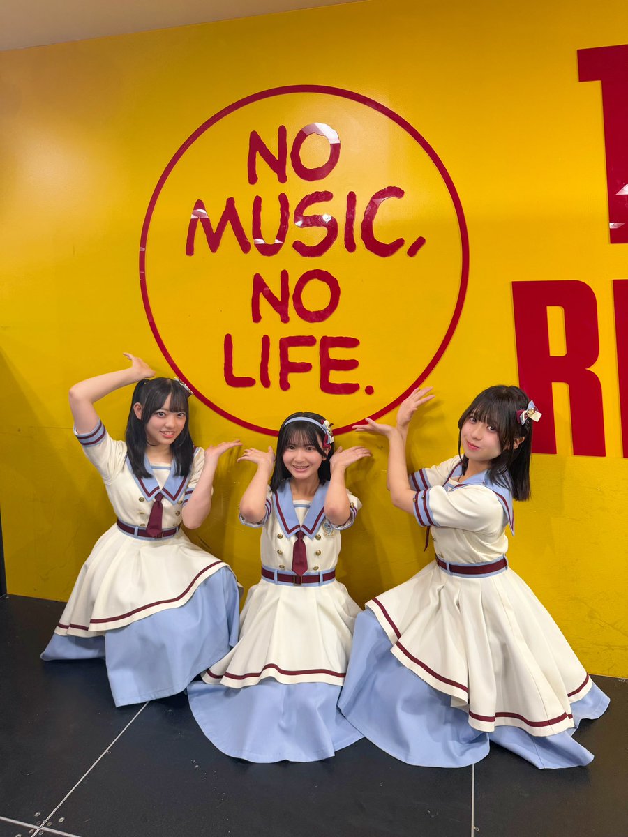 nanafuru_'s tweet photo. 「7限目の向こうへ」リリース記念イベント
@タワーレコード錦糸町パルコ店
1部ありがとうございました🎤

沢山の方が遊びに来てくださり
本当に嬉しかったです🔥

2部は15:30〜
是非遊びに来てください！

#ナナチャムセトリ
1.ハレの日ちゃーみんぐ（☀️）
2.全力！青春フルスロットル！（☀️）
3.風を受けて舞い上がれ（🌸）
4. 7限目の向こうへ（🌸）
5.てぃんとん（🌸）
6.まっさらアオハルセンセーション！（🌸☀️）