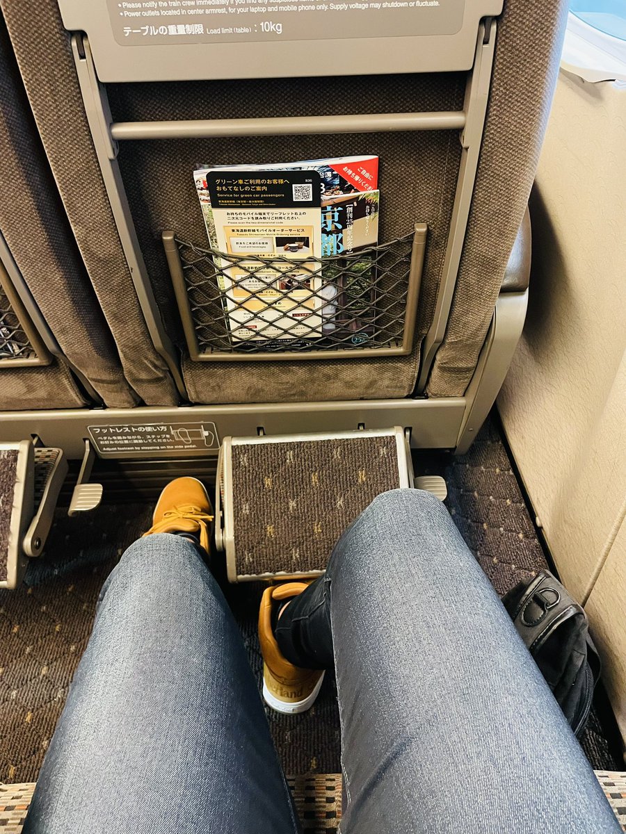FastestGreen's tweet photo. 僕はぐりーんなのでグリーンティー飲みながらグリーン車に乗ります。

足元ゆったり！
シートが電動で広くてふかふか！
モバイルオーダー！？
なんだこれぇ...
(初めて乗るのは内緒🤫) https://t.co/sjeYGrlKLl