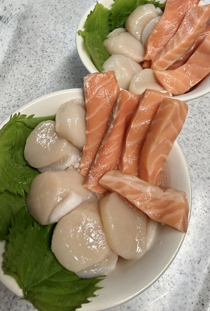 AslanJadeIQ180's tweet photo. 今日のランチはふるさと納税丼
エンペラーサーモンと別海町のホタテ
これにイクラでもあれば完璧！
あと3回は食べれるの幸せすぎる https://t.co/4Hm5NesSfy