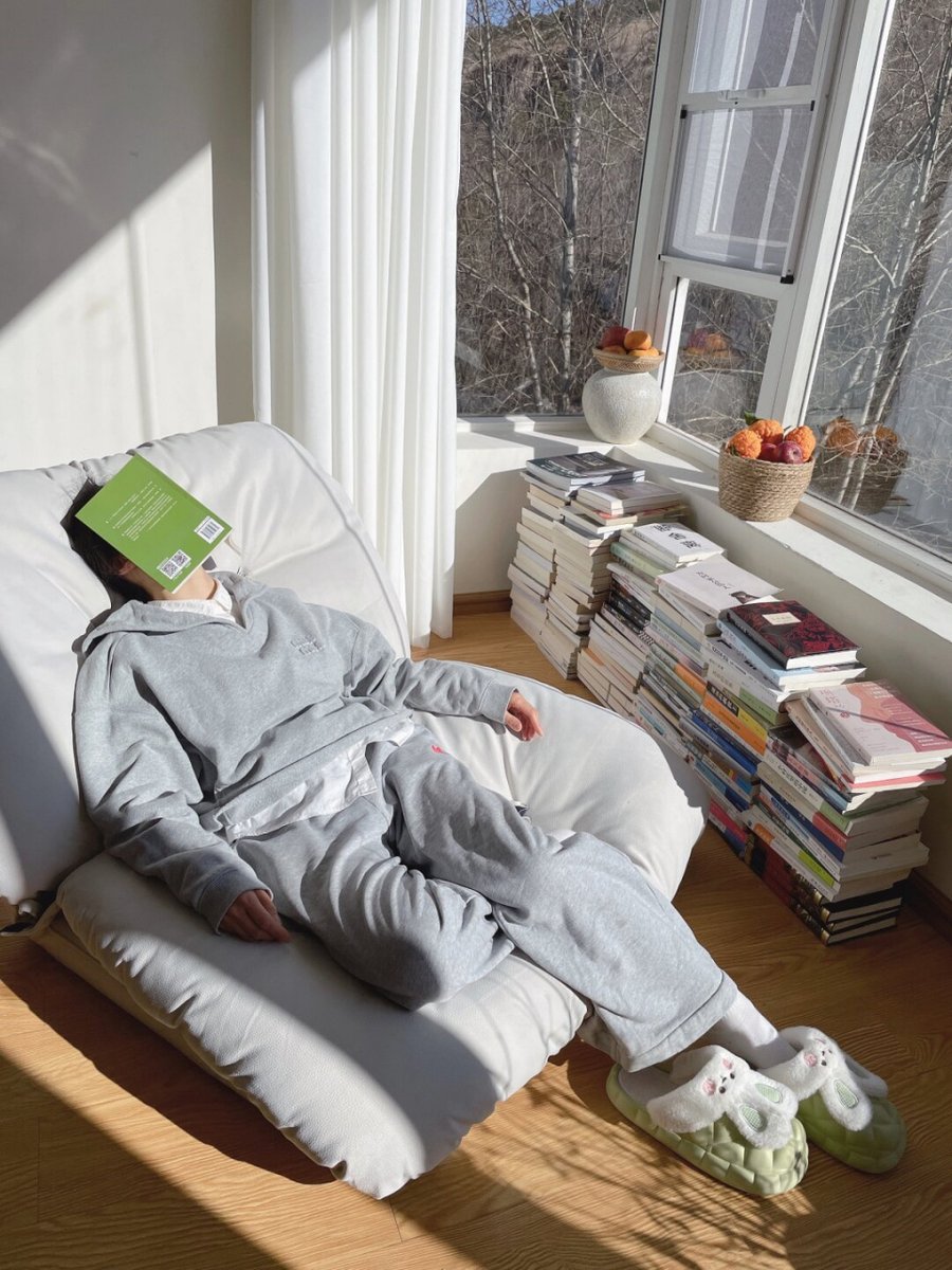 lpssabrina101's tweet photo. Just had the coziest lazy Sunday at home: fluffy blanket, warm coffee, and a good book. No plans, all peace. https://t.co/OaeiGjpufB