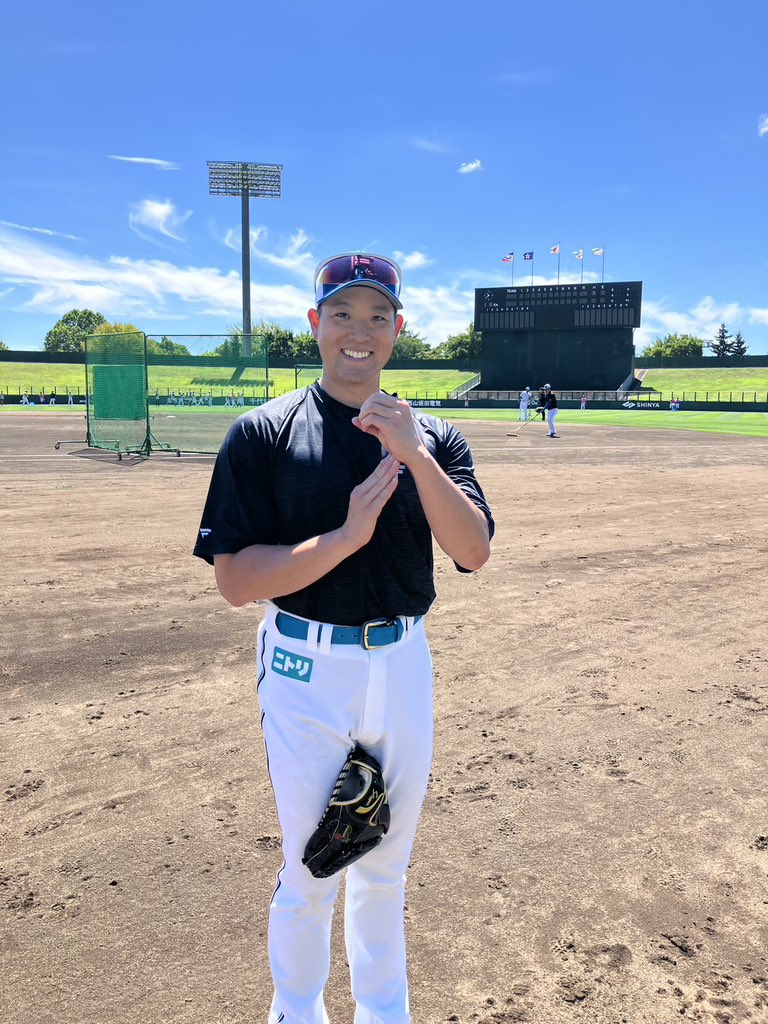 FIGHTERSkamasta's tweet photo. 本日のファーム・リーグ公式戦は旭川開催🏟️
それにちなんで、旭川ポーズ(?)をしてくれた #齋藤友貴哉 投手 #半田南十 選手です🤭
ちなみに💭
齋藤投手は「旭川」の文字に「九」が入っているため「9」のポー���をしたようです😊
#lovefighters #鎌ヶ谷 https://t.co/Z8gp9tpXGi