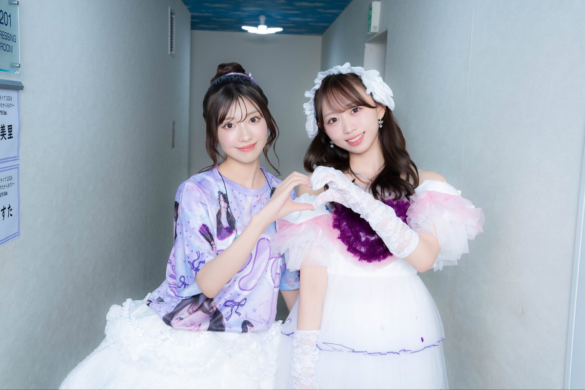 tws_miri's tweet photo. はじめて作るフルグラT、ポップにつくりたくて曲の要素をポーズに詰めたのだけどみんな全部わかるかな？( ᵕᴗᵕ )⭐️

あと色味が可愛くて、メンバーにも似合う紫で神だった❕❕❕
#松田美里生誕ライブ2026 https://t.co/vmK2nJV9GC