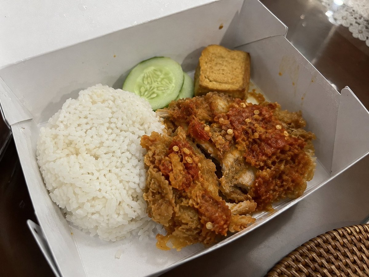 Teumey44's tweet photo. Choose yours!

Nasi padang atau ayam geprek? https://t.co/2Ftd7qtDP2
